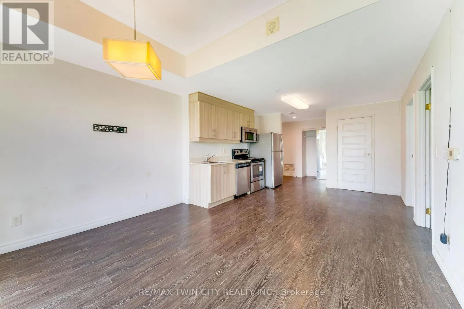 802 - 158 KING STREET N