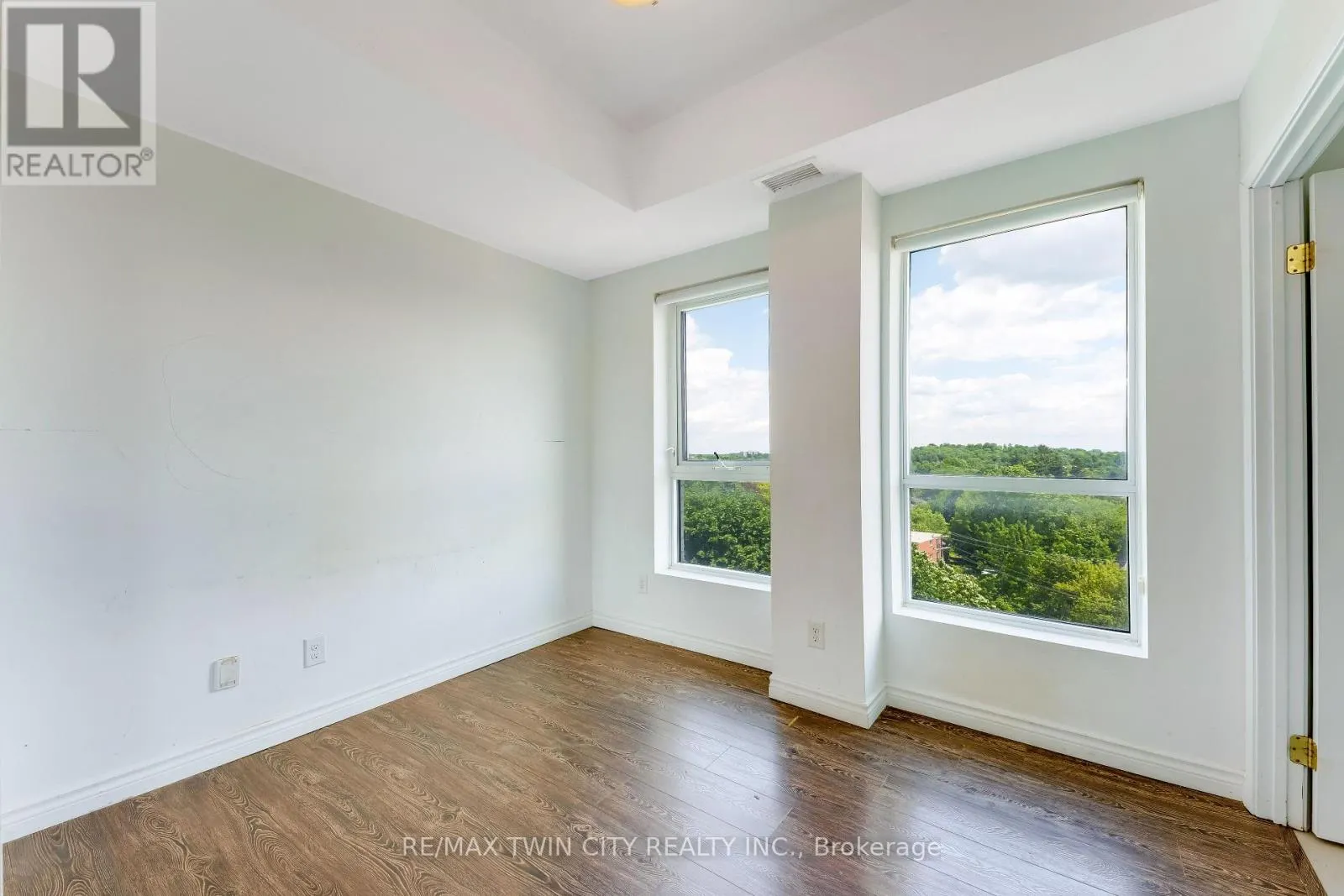 802 - 158 KING STREET N