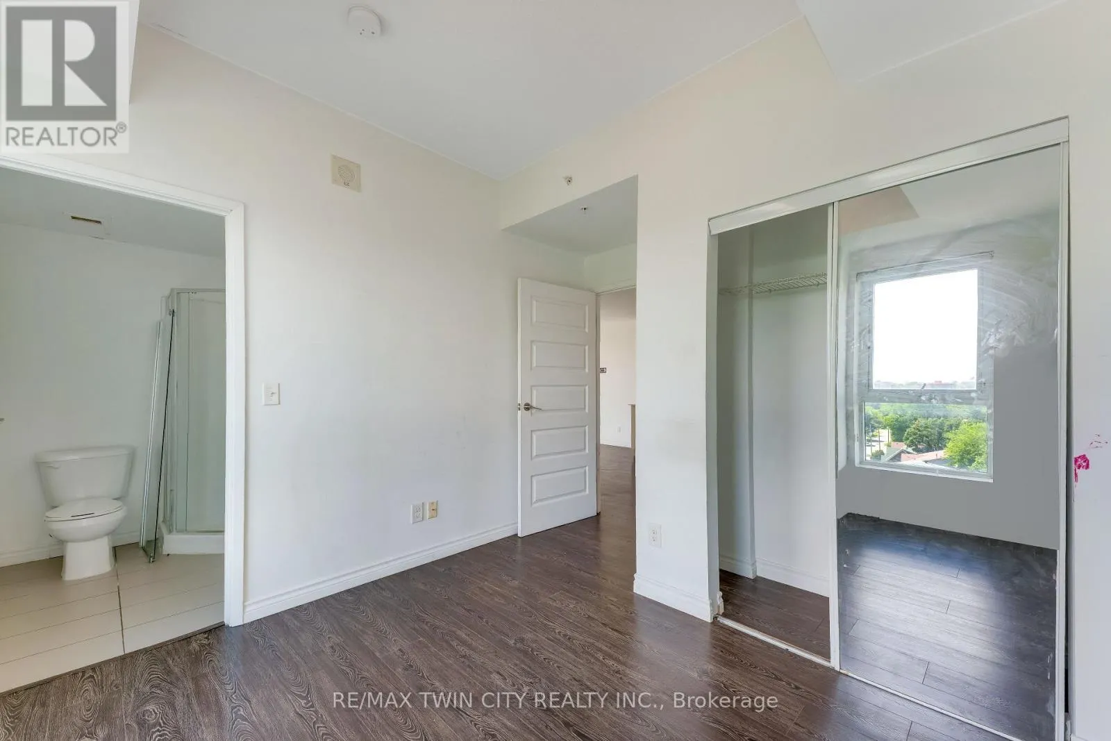 802 - 158 KING STREET N