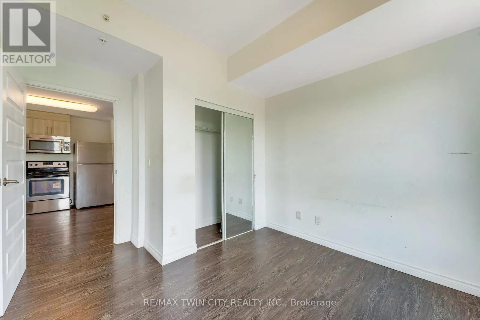 802 - 158 KING STREET N