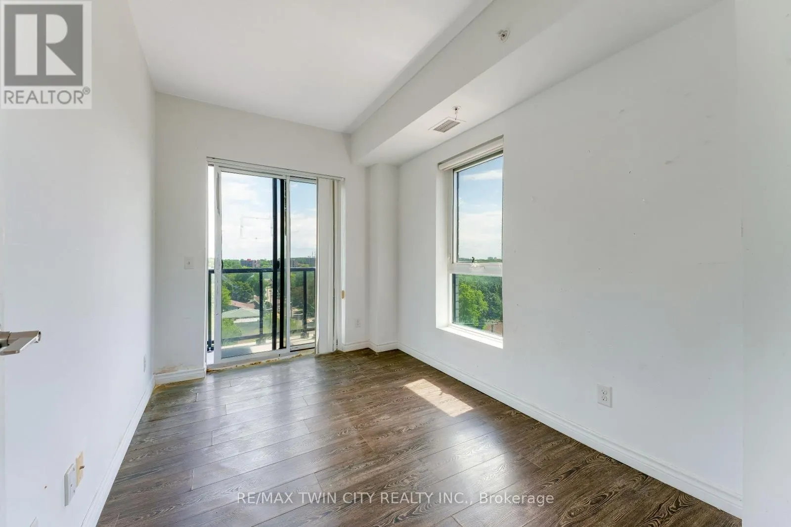 802 - 158 KING STREET N