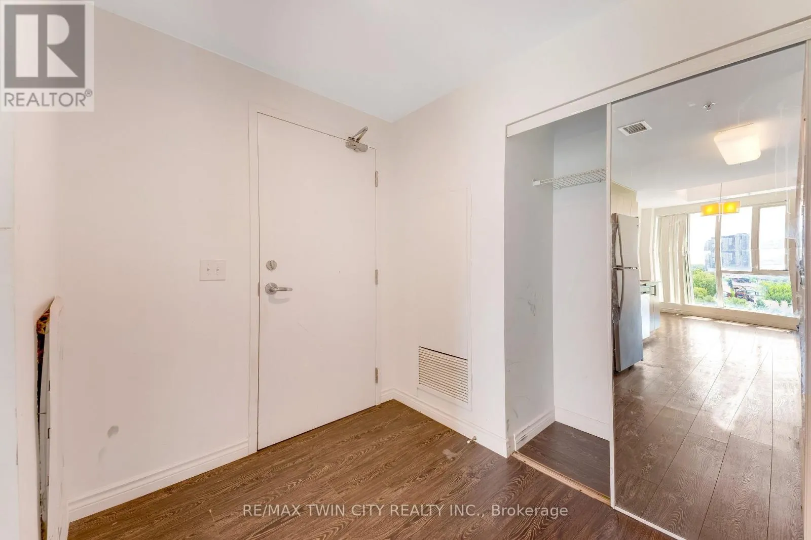 802 - 158 KING STREET N