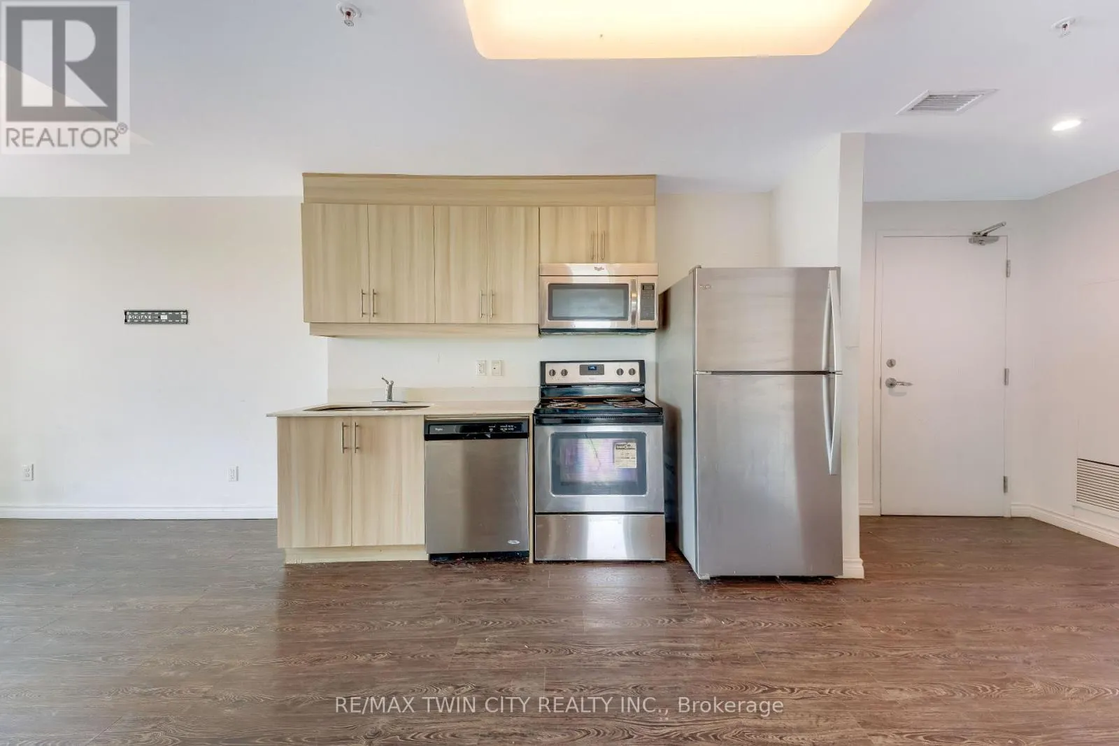 802 - 158 KING STREET N