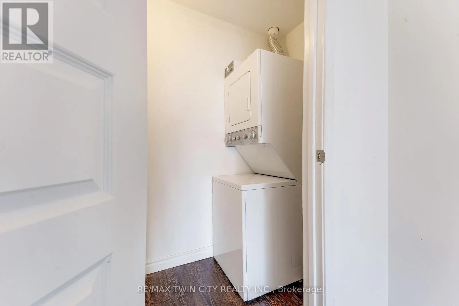 802 - 158 KING STREET N