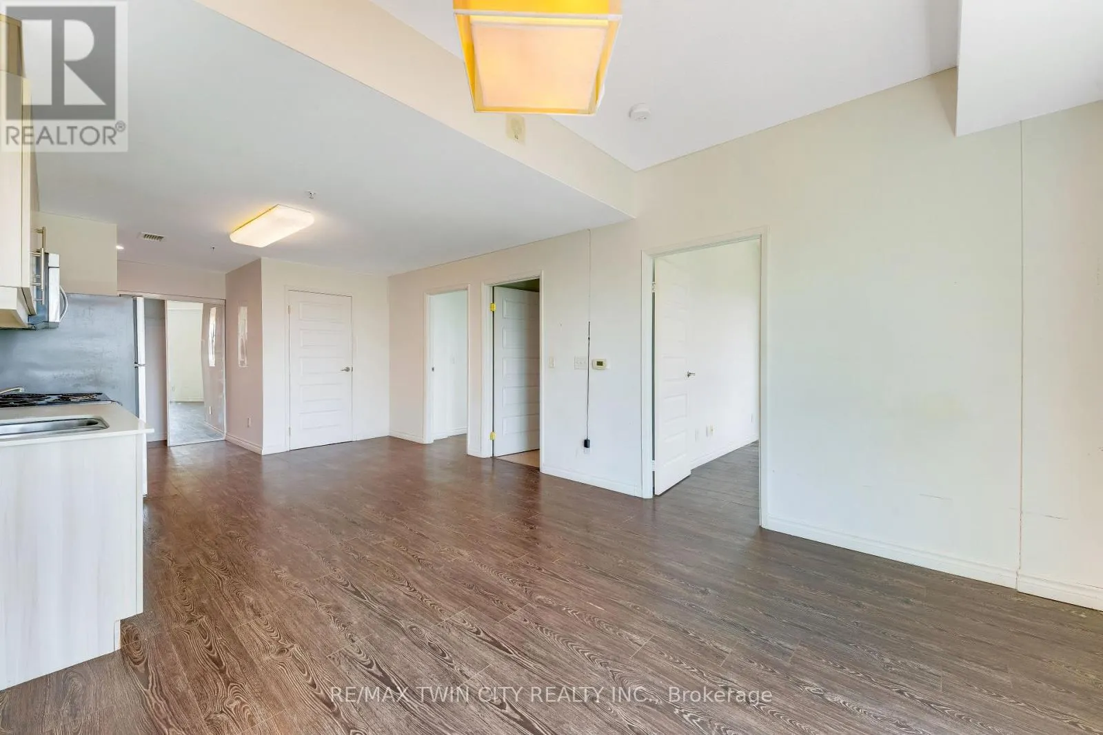 802 - 158 KING STREET N