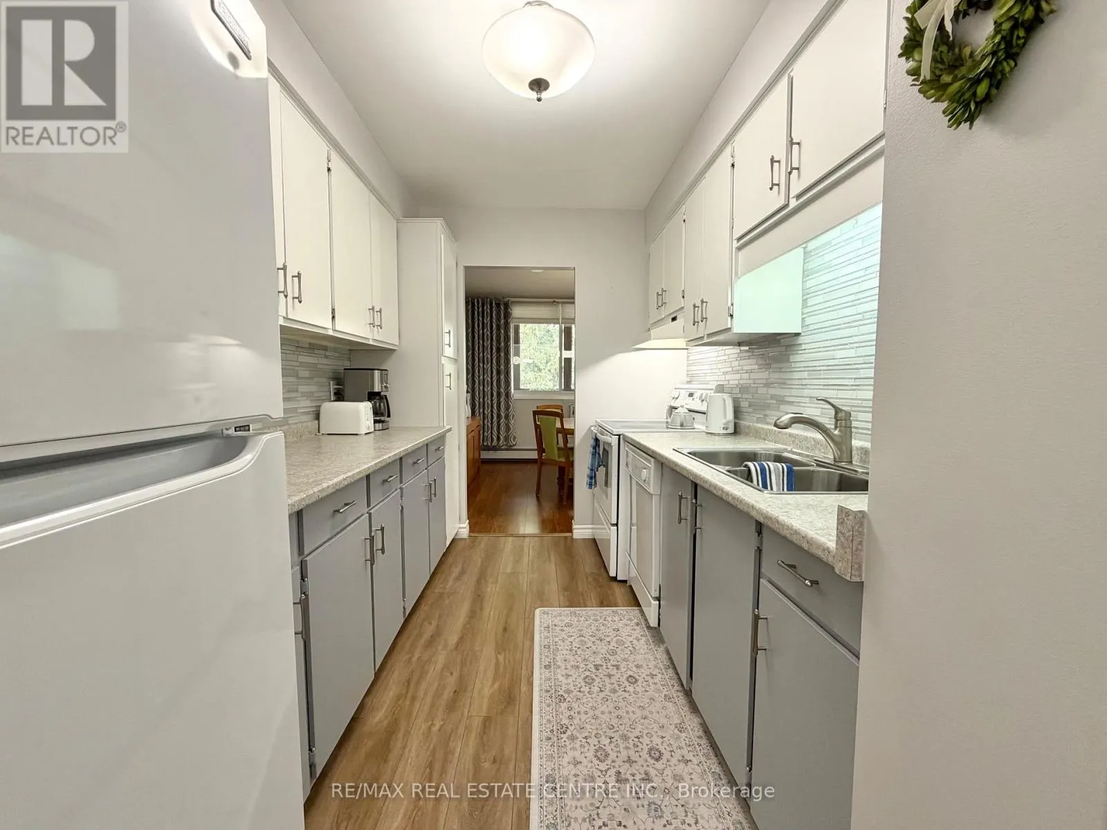 301 - 944 CALEDONIAN VIEW