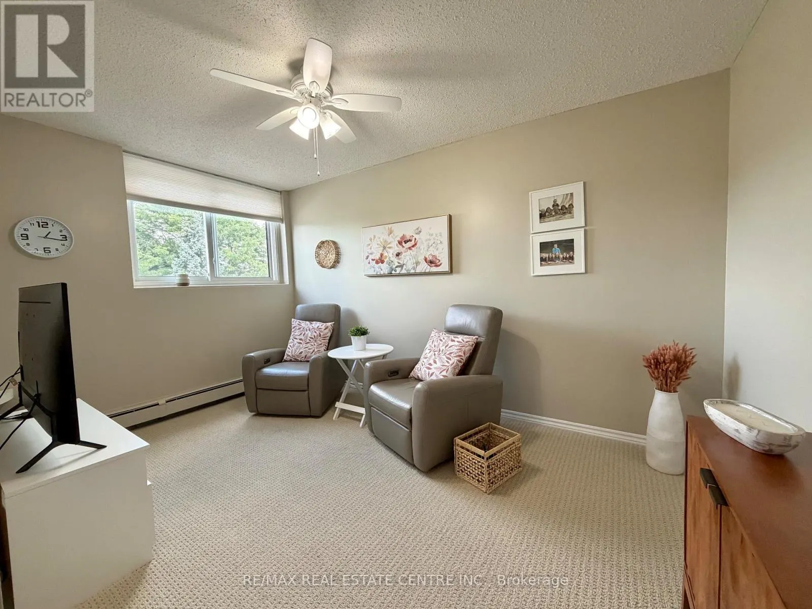 301 - 944 CALEDONIAN VIEW