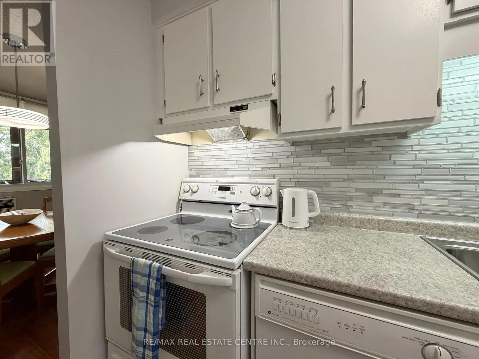 301 - 944 CALEDONIAN VIEW
