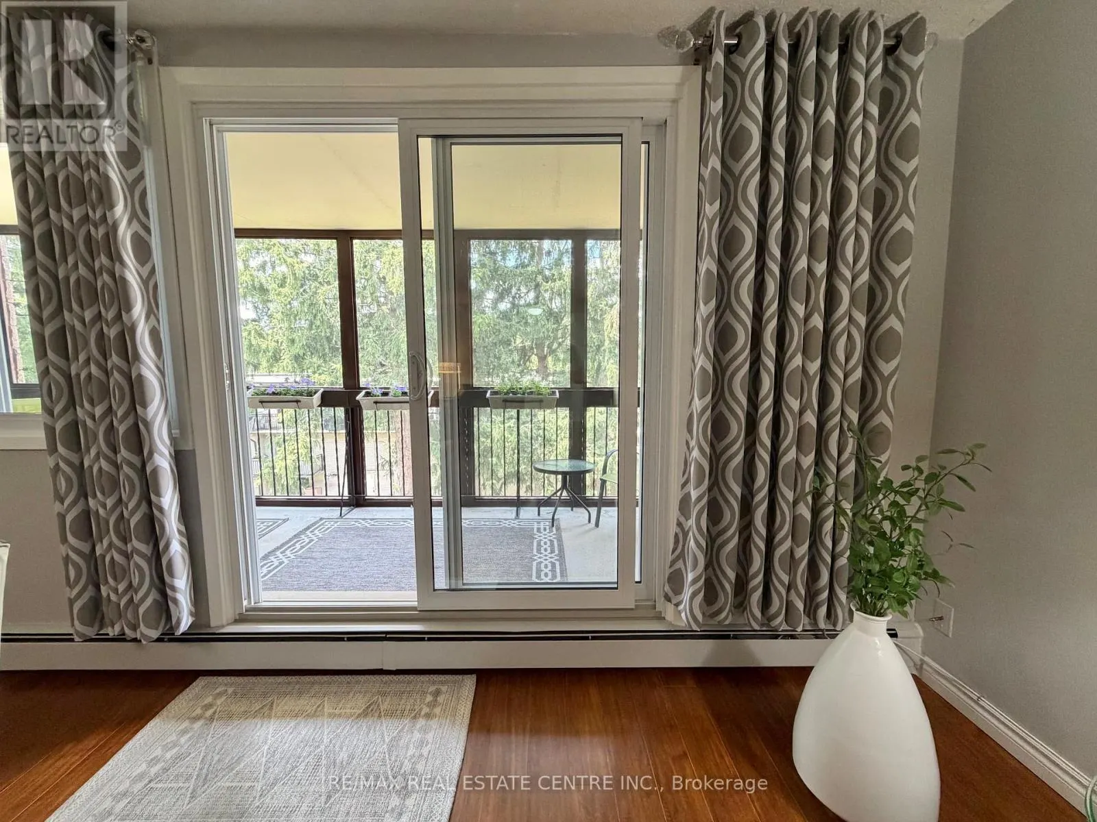 301 - 944 CALEDONIAN VIEW
