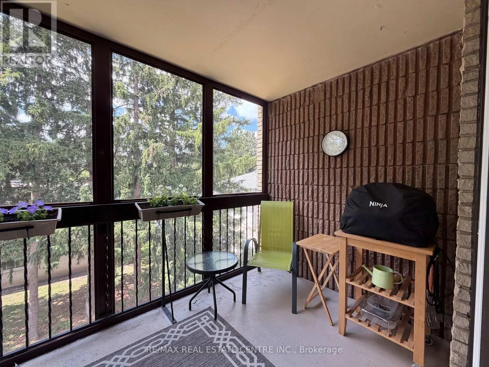 301 - 944 CALEDONIAN VIEW