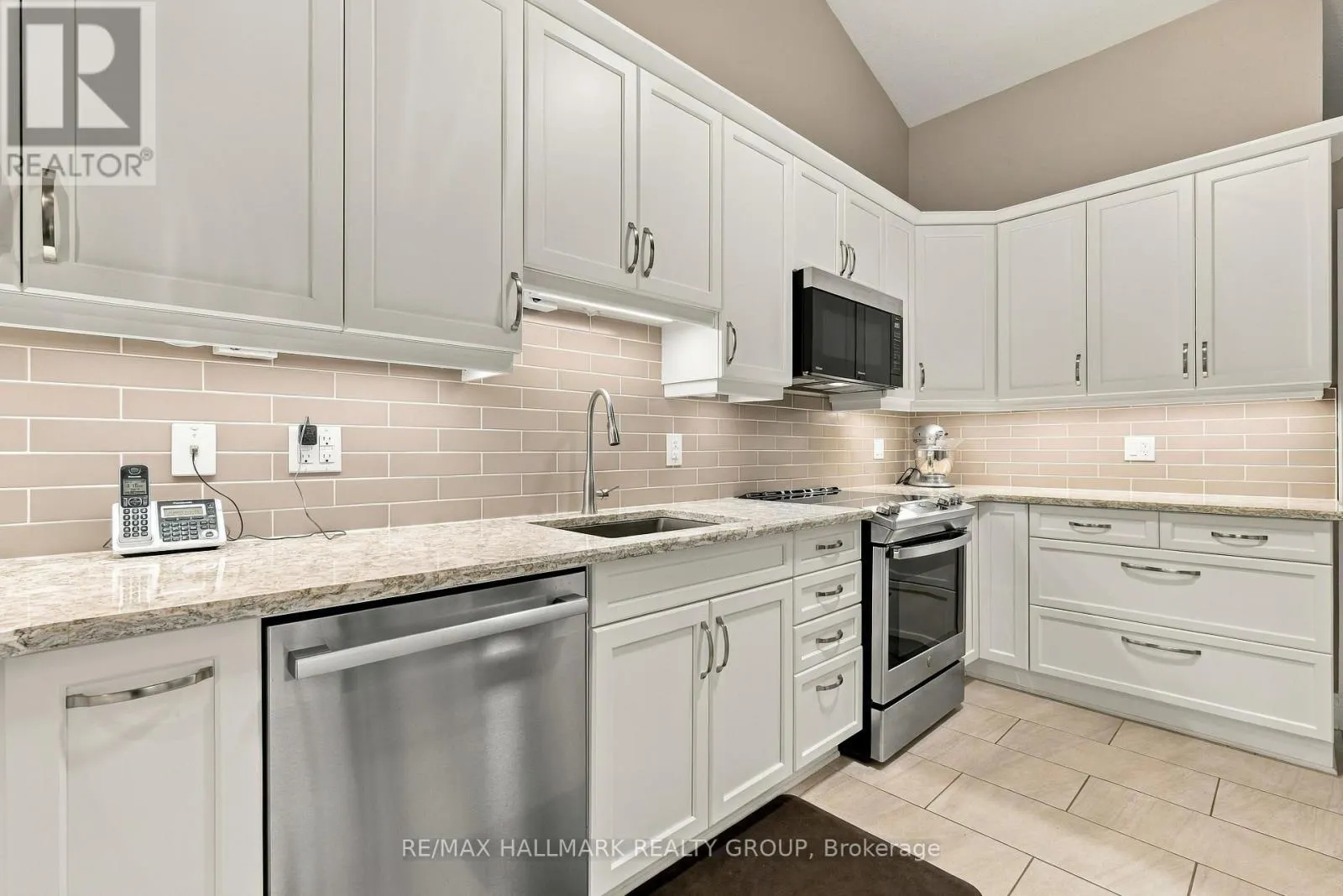 22 GRAND HARBOUR COURT