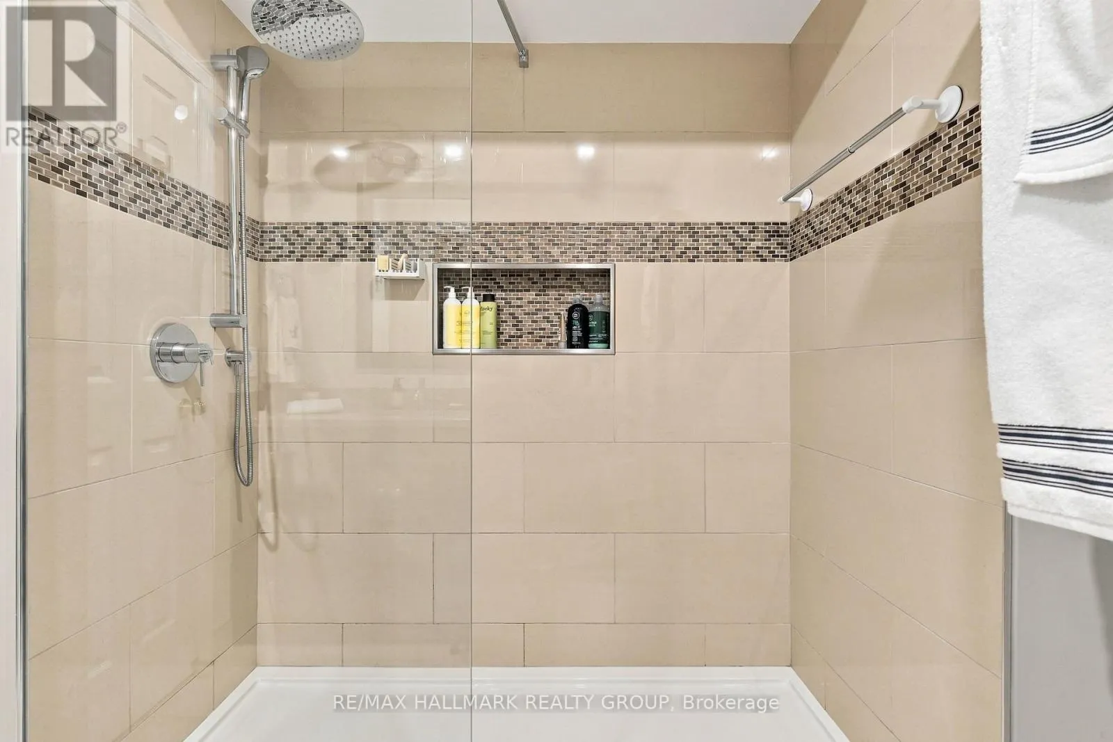 22 GRAND HARBOUR COURT