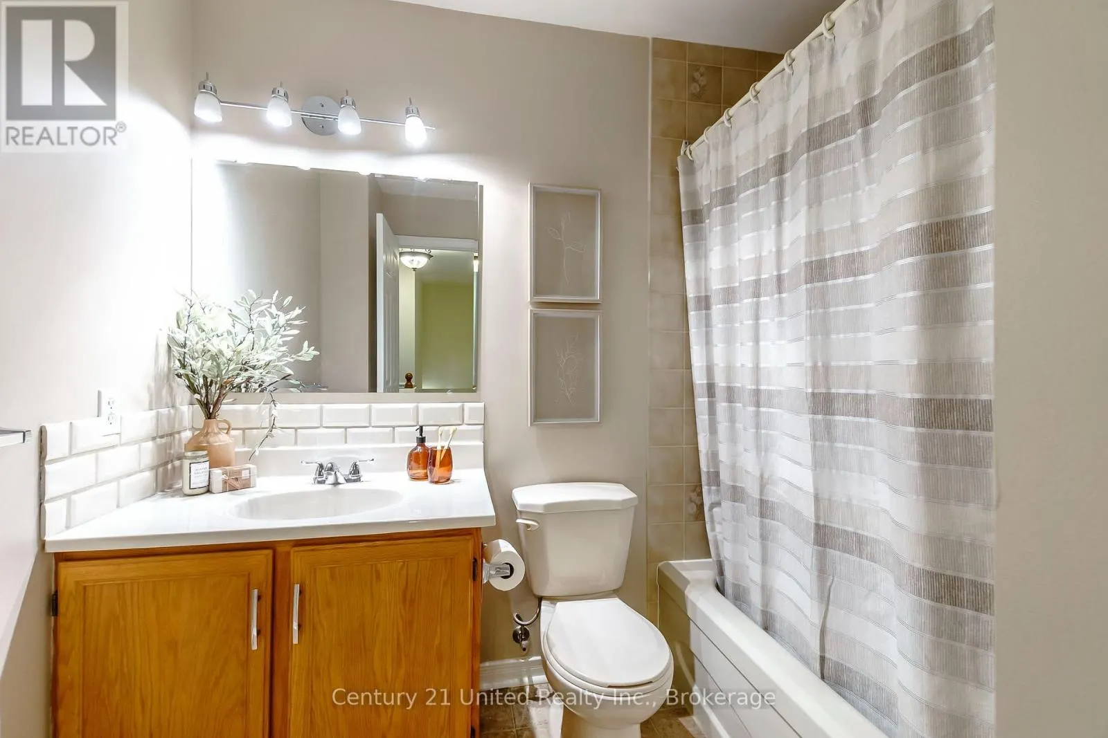 15 - 36 CHAMPLAIN CRESCENT #15