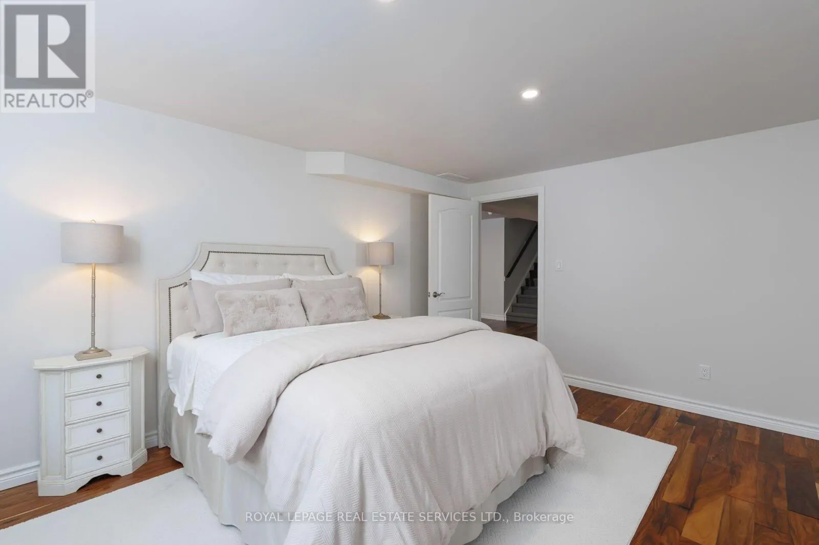 32 PARKSHORE PLACE