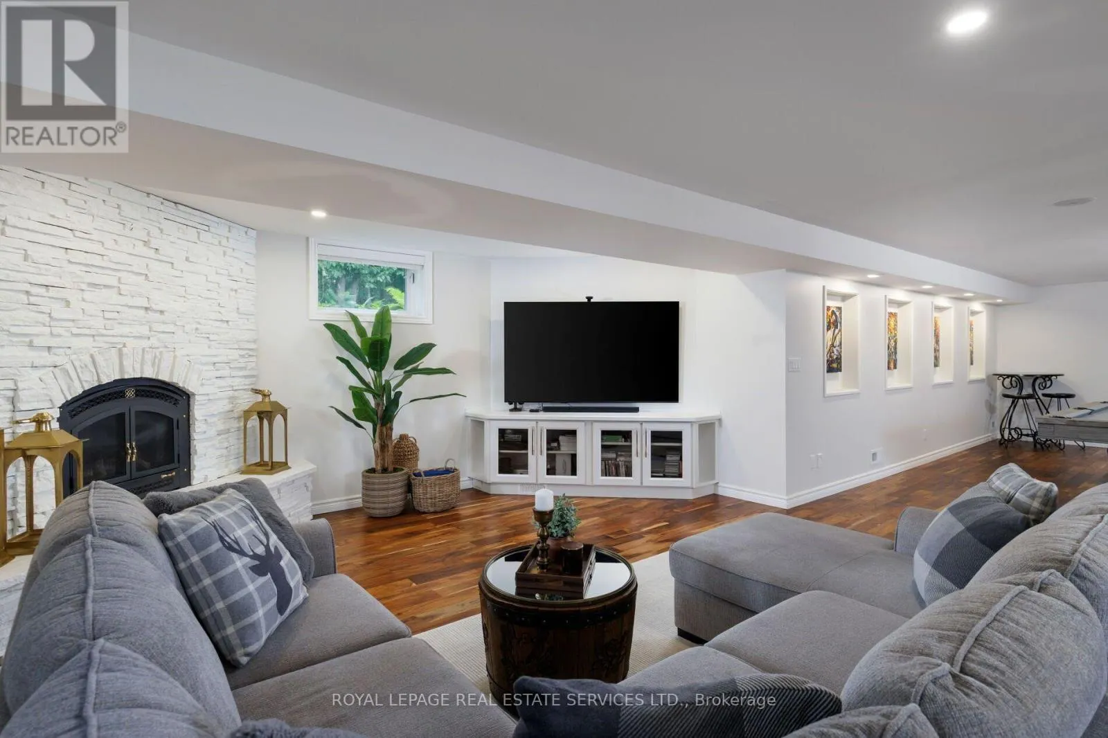 32 PARKSHORE PLACE