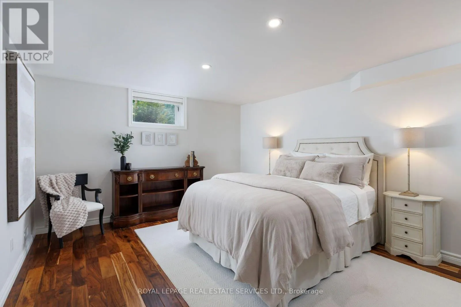 32 PARKSHORE PLACE