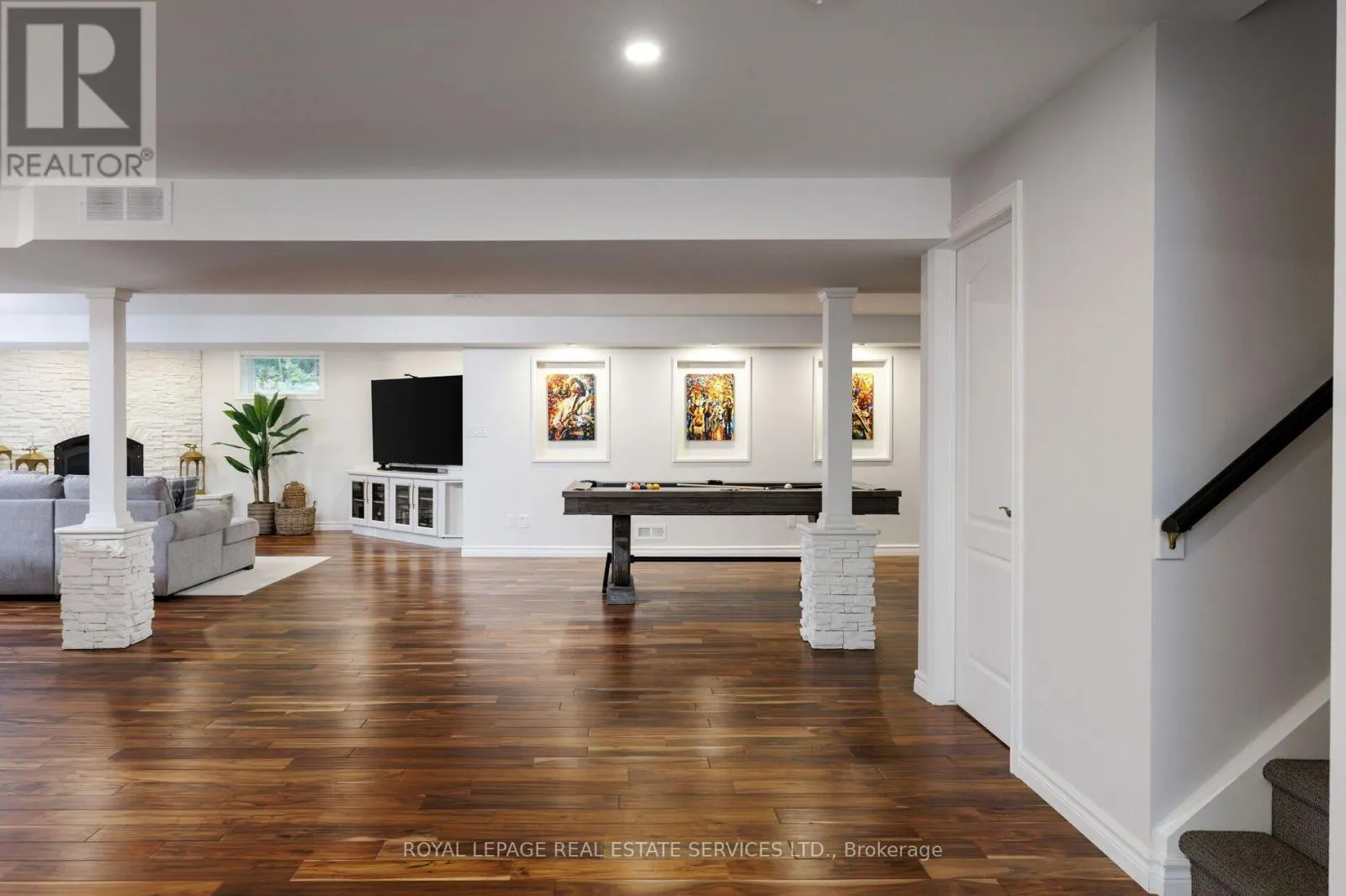 32 PARKSHORE PLACE