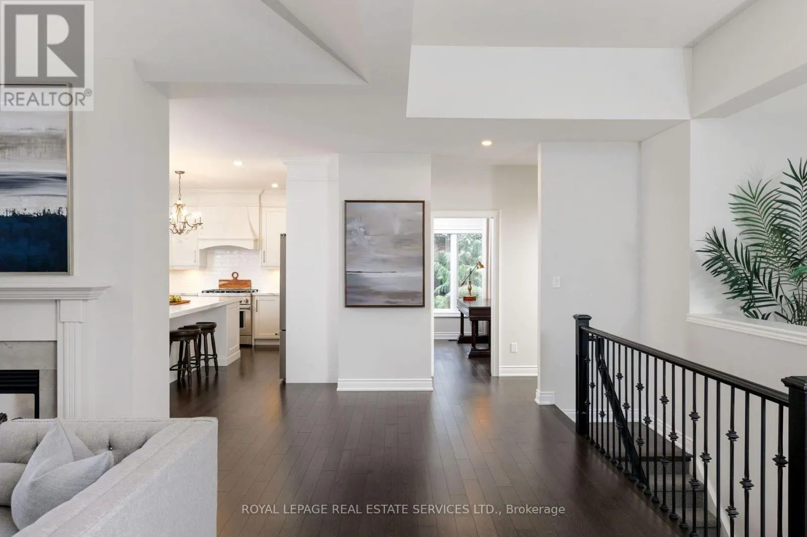 32 PARKSHORE PLACE