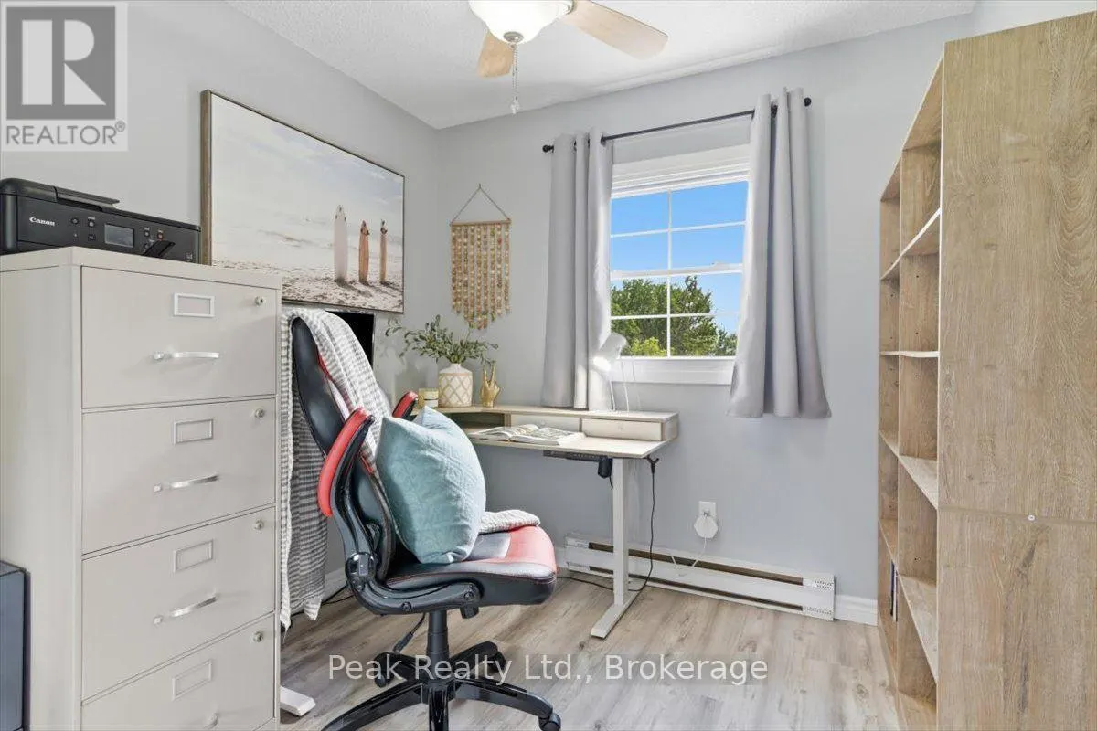 1673 APPLEWOOD CRESCENT