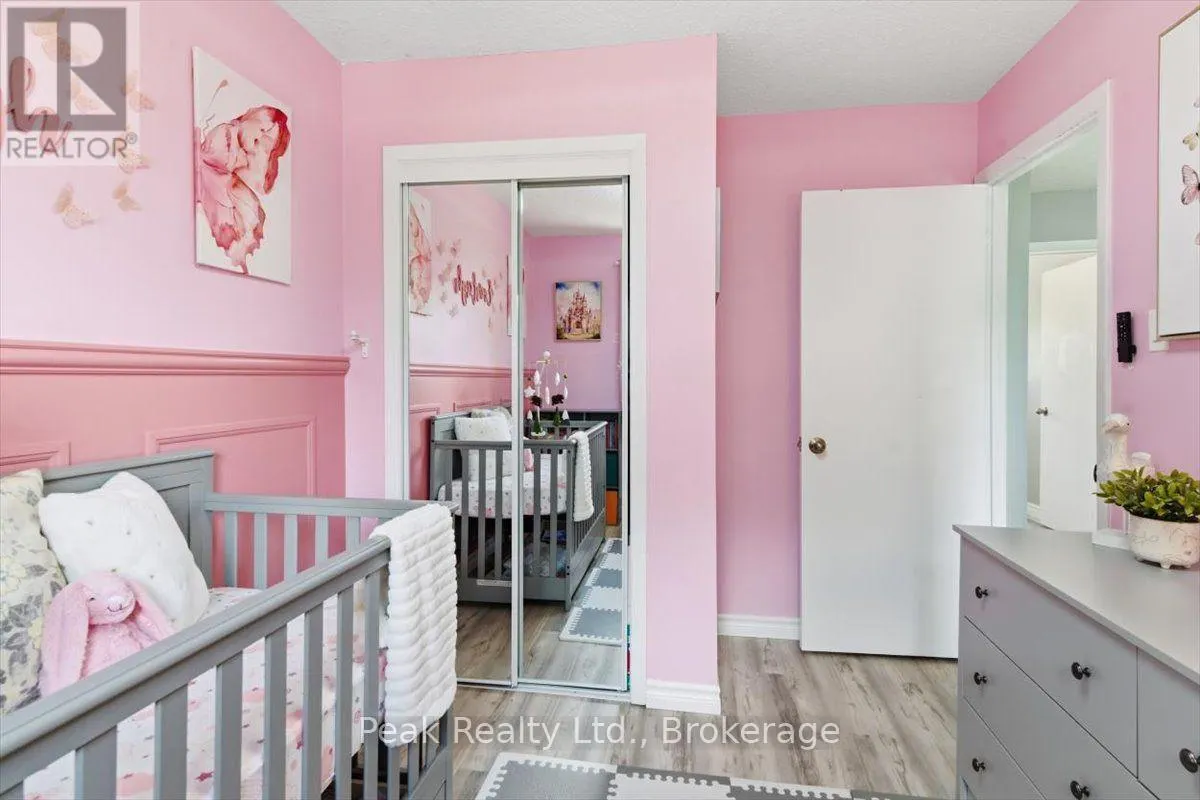 1673 APPLEWOOD CRESCENT