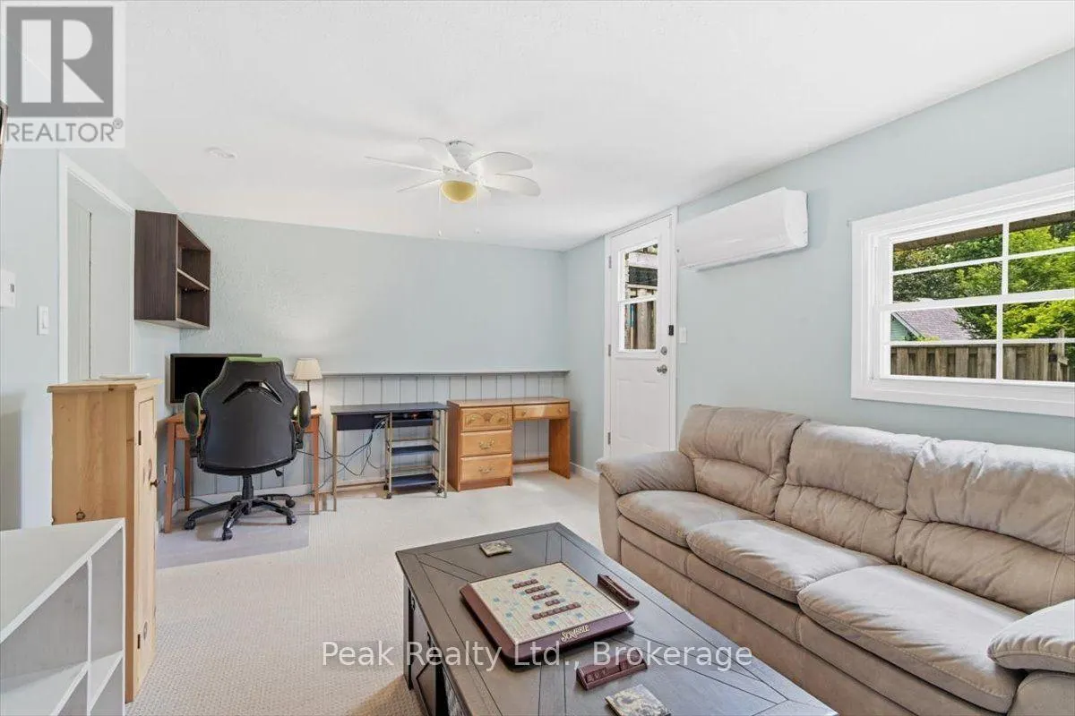1673 APPLEWOOD CRESCENT