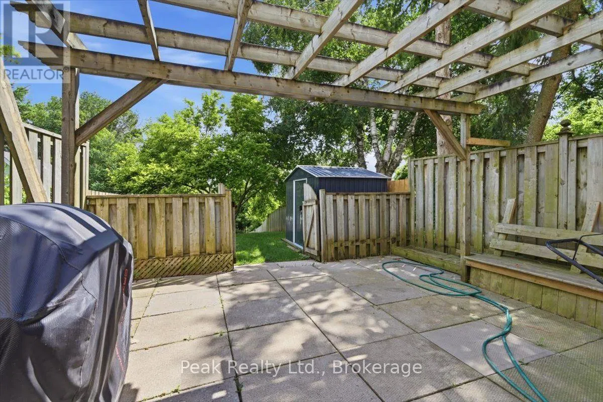 1673 APPLEWOOD CRESCENT