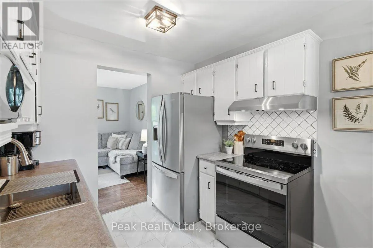 1673 APPLEWOOD CRESCENT