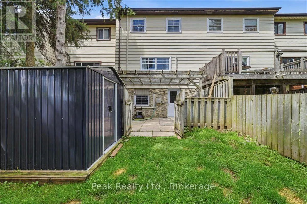 1673 APPLEWOOD CRESCENT