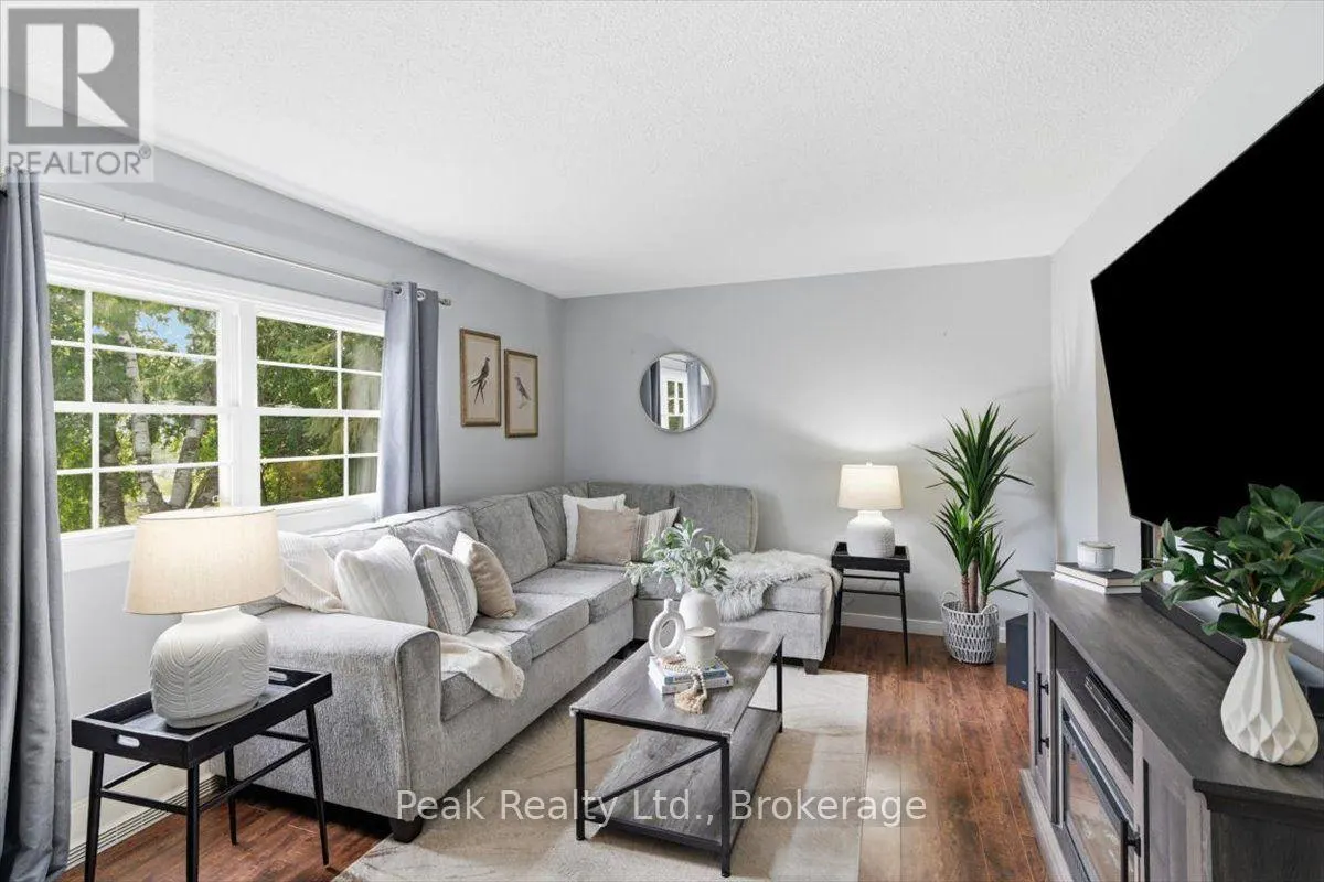 1673 APPLEWOOD CRESCENT