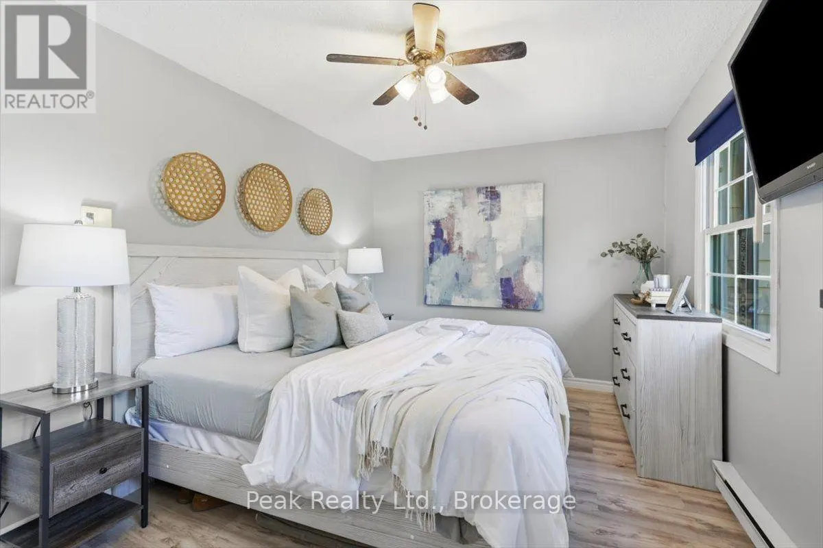 1673 APPLEWOOD CRESCENT