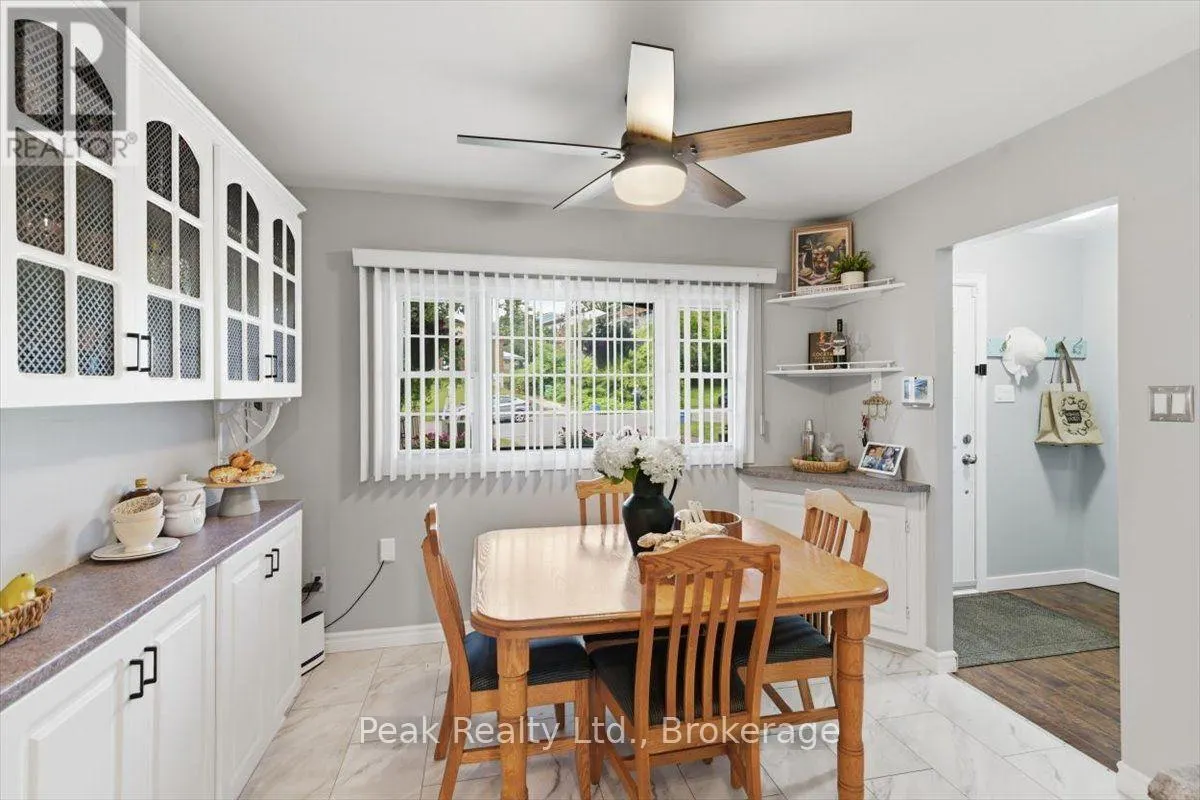 1673 APPLEWOOD CRESCENT