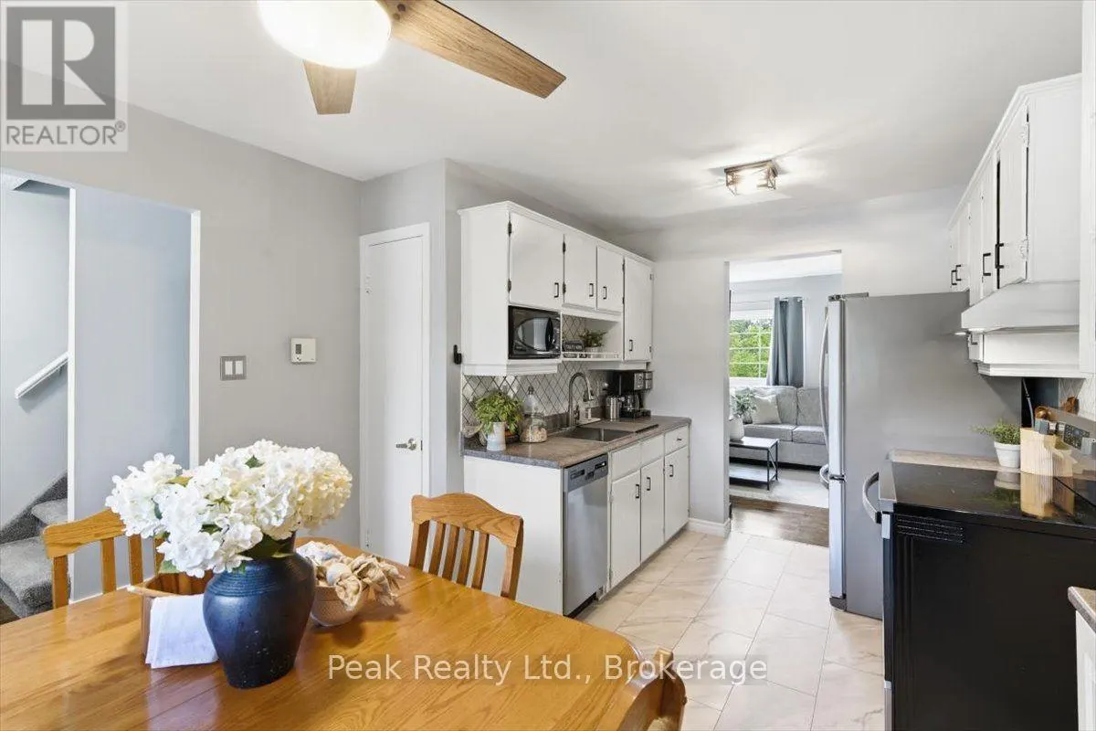 1673 APPLEWOOD CRESCENT