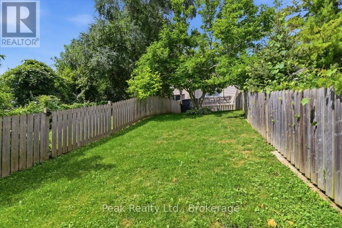 1673 APPLEWOOD CRESCENT