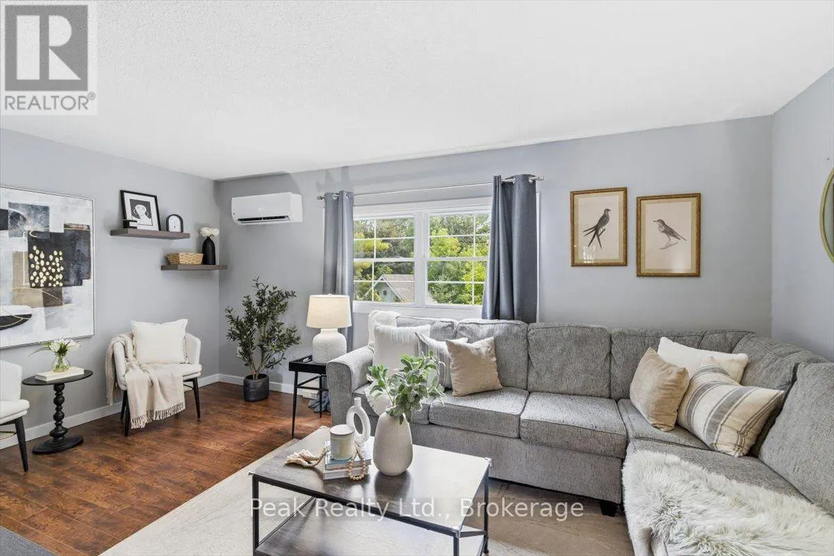 1673 APPLEWOOD CRESCENT