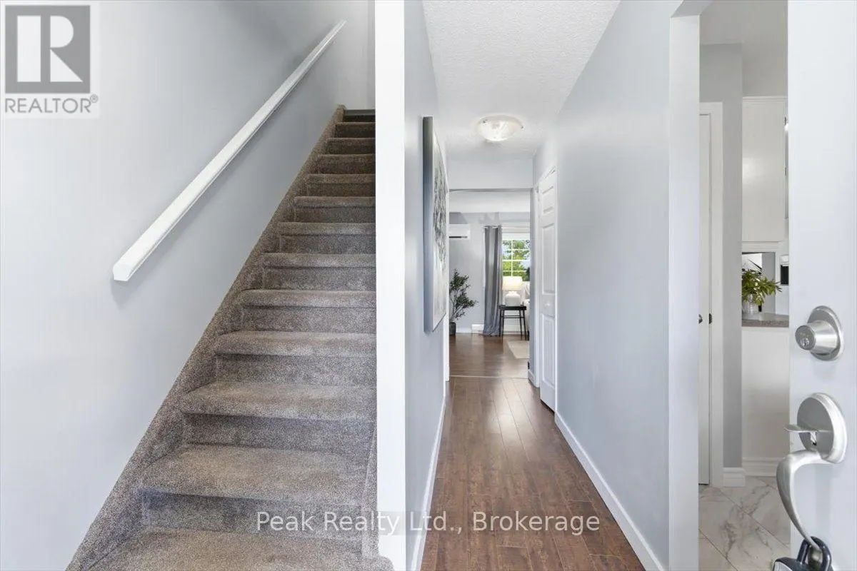 1673 APPLEWOOD CRESCENT