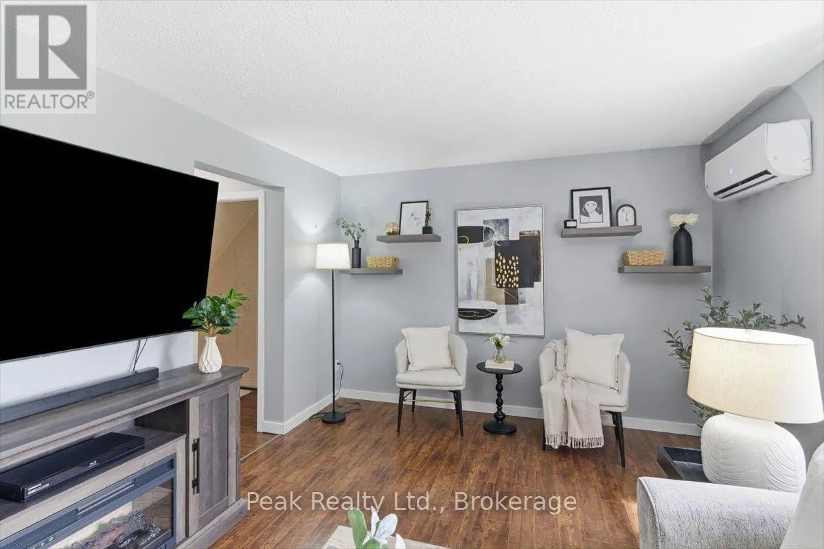 1673 APPLEWOOD CRESCENT
