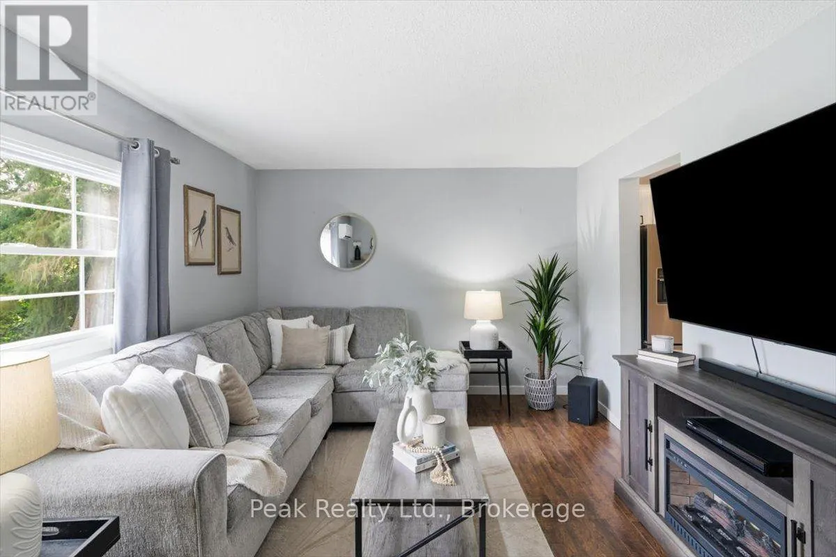 1673 APPLEWOOD CRESCENT
