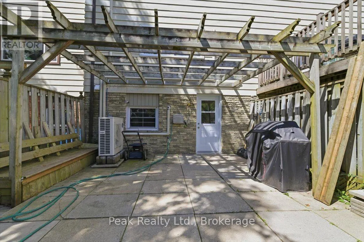1673 APPLEWOOD CRESCENT