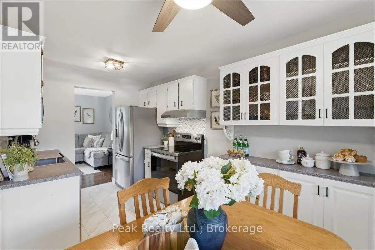 1673 APPLEWOOD CRESCENT