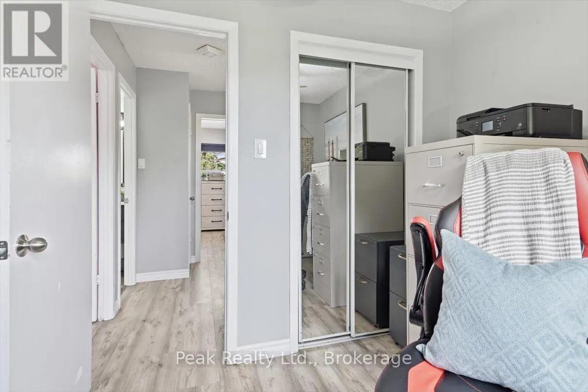 1673 APPLEWOOD CRESCENT