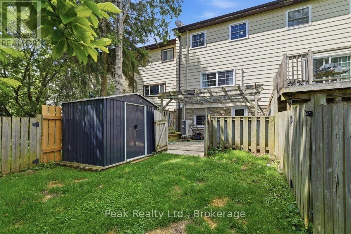 1673 APPLEWOOD CRESCENT