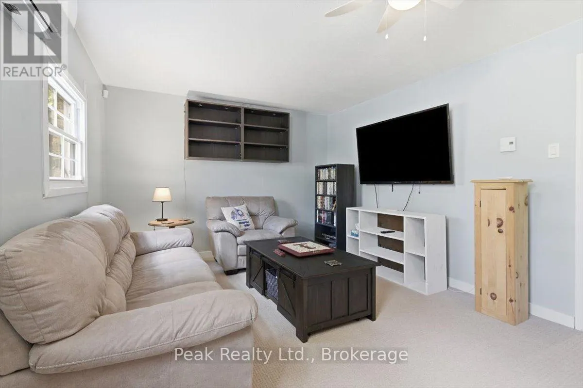 1673 APPLEWOOD CRESCENT