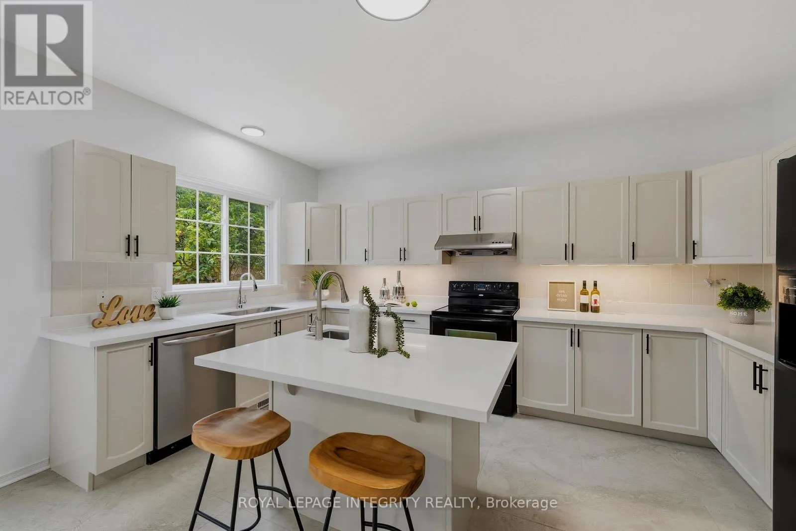 176 WINDANCE CRESCENT