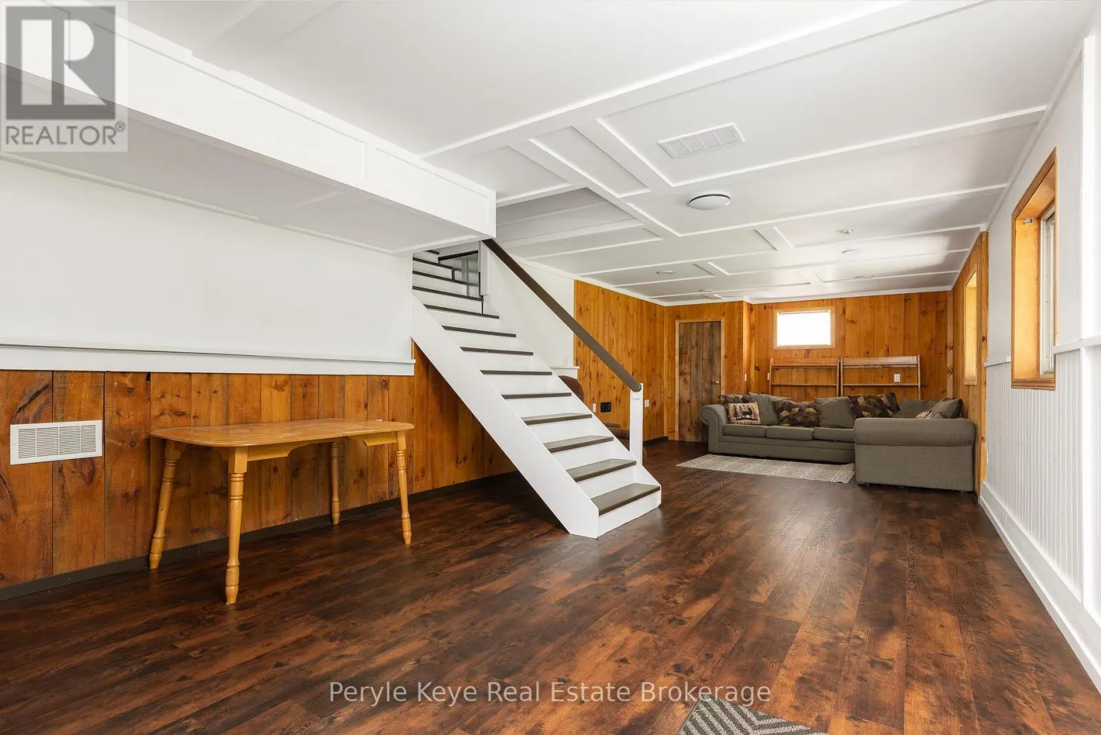 1042 HILLSIDE CRESCENT