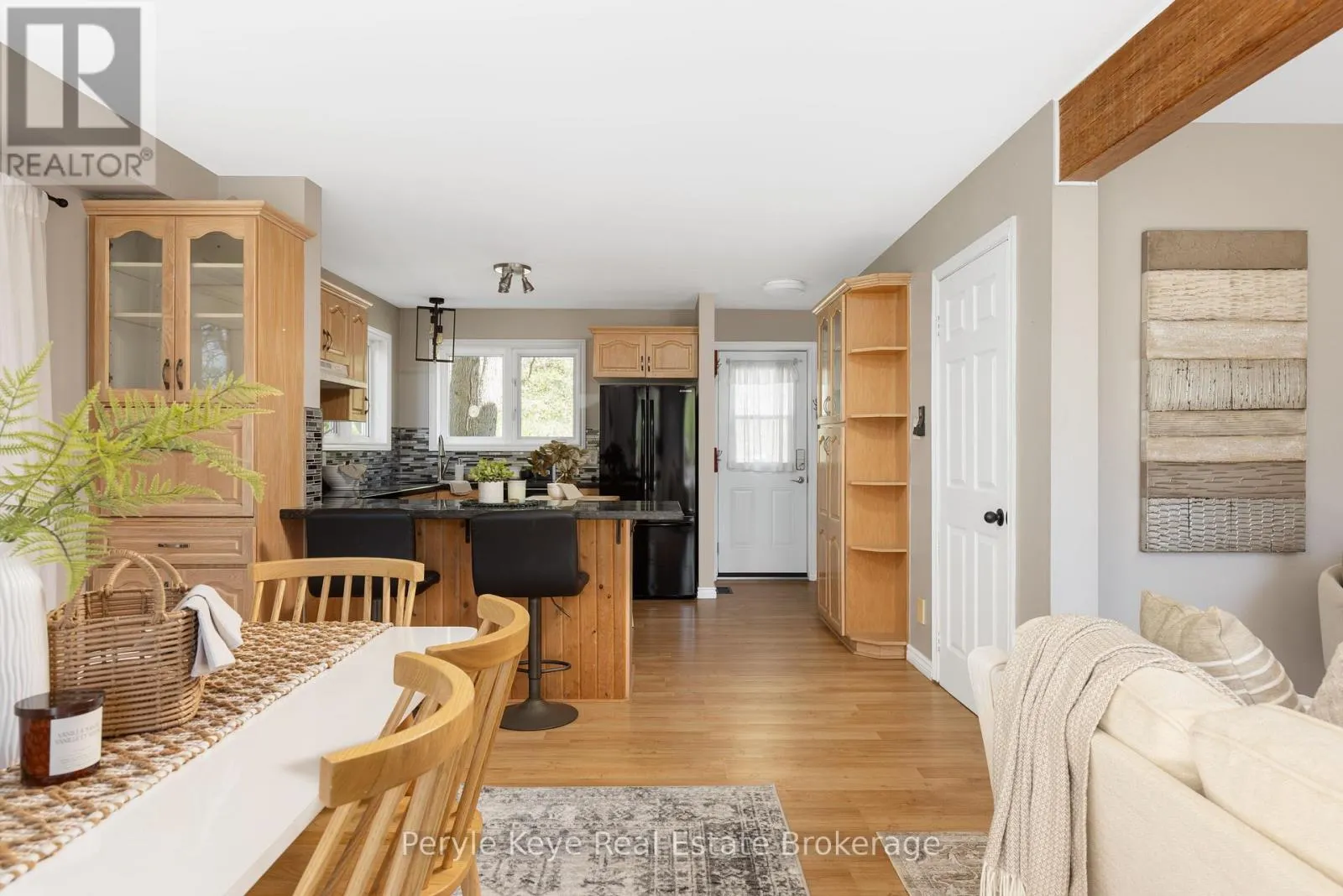 1042 HILLSIDE CRESCENT