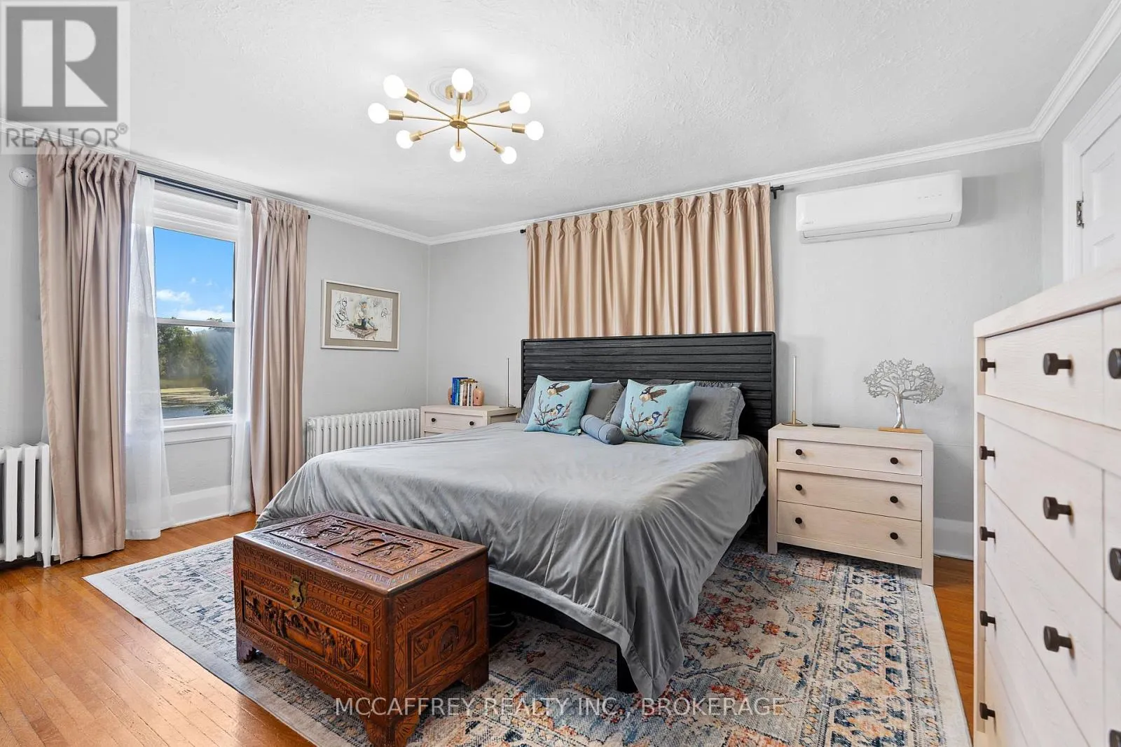442 DUNDAS STREET W