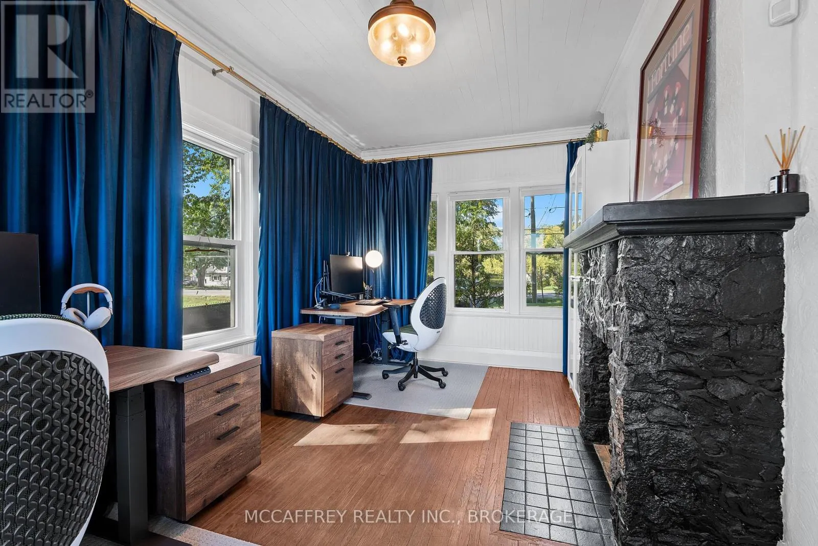 442 DUNDAS STREET W