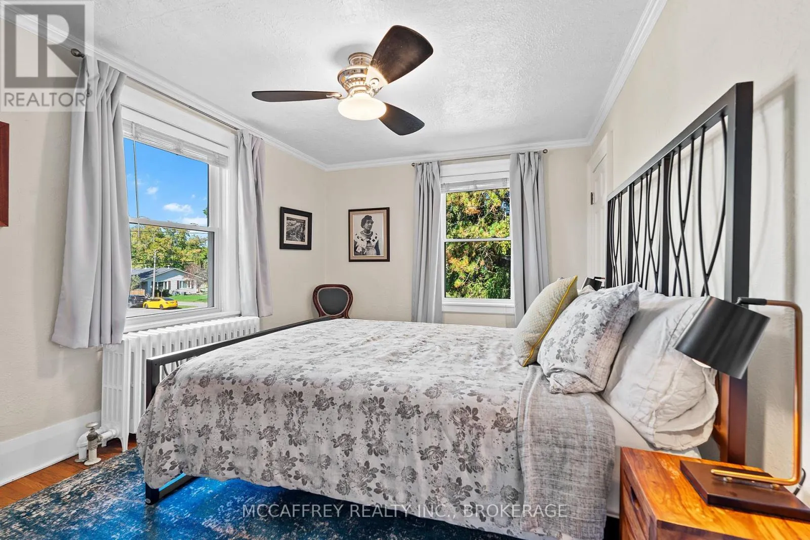 442 DUNDAS STREET W