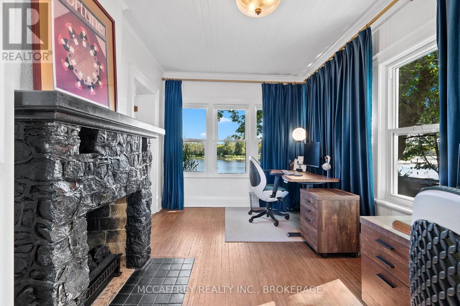 442 DUNDAS STREET W