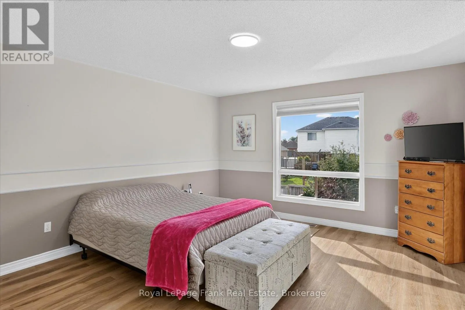 1544 GLENFOREST CRESCENT